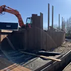 Damwand en hoger gelegen border in Aldwald