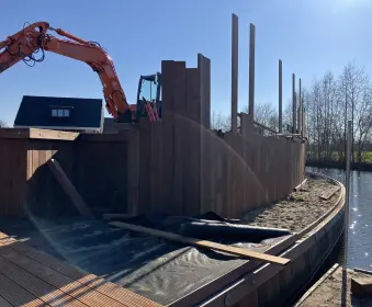 Damwand en hoger gelegen border in Aldwâld