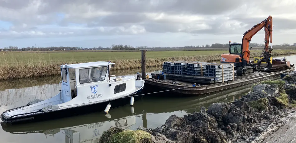 Ponton met sleepboot en 8,5 tons kraan van Dijkstra Waterbouw
