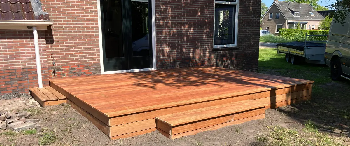 Hardhouten terras laten plaatsen – Dijkstra Waterbouw