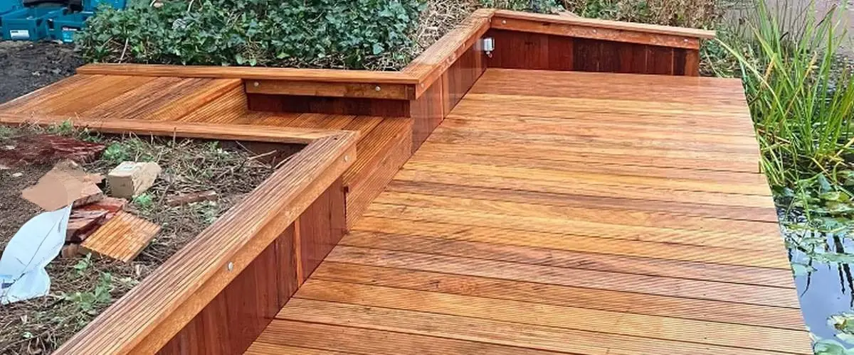 Hardhouten vlonder of terras aan het water laten plaatsen – Dijkstra Waterbouw